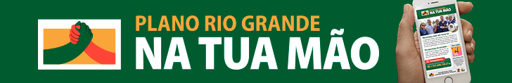 Logotipo do Plano Rio Grande com duas mãos entrelaçadas. No centro está escrito Plano Rio Grande Na Tua Mão. À direita, há uma mão segurando um celular em cuja tela é mostrada uma imagem do informativo.