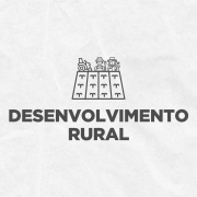 Card em fundo cinza, no qual estão escritas as palavras Desenvolvimento Rural ao centro, logo abaixo do ícone que mostra uma plantação, um pequeno trator e duas figuras humanas com ferramentas nas mãos, representando os produtores rurais. No canto inferior direito está a logomarca utilizada pela gestão 2023-2026 do governo do Rio Grande do Sul.