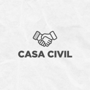 Card em fundo cinza, no qual está escrito Casa Civil ao centro, logo abaixo de um ícone que representa um aperto de mãos alusivo ao fechamento de um acordo. No canto inferior direito do Card está a logomarca utilizada pela gestão 2023-2026 do governo do Rio Grande do Sul.