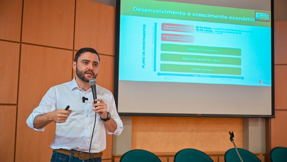 Vice governador em reunião na UCS, em Caxias do Sul